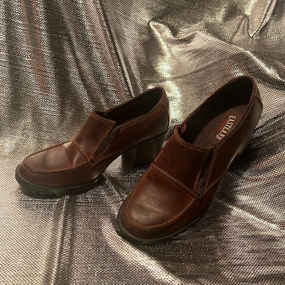 Woman’s Eastland Brown Leather Heeled shoes size 8 1/2M durable classy quality😎